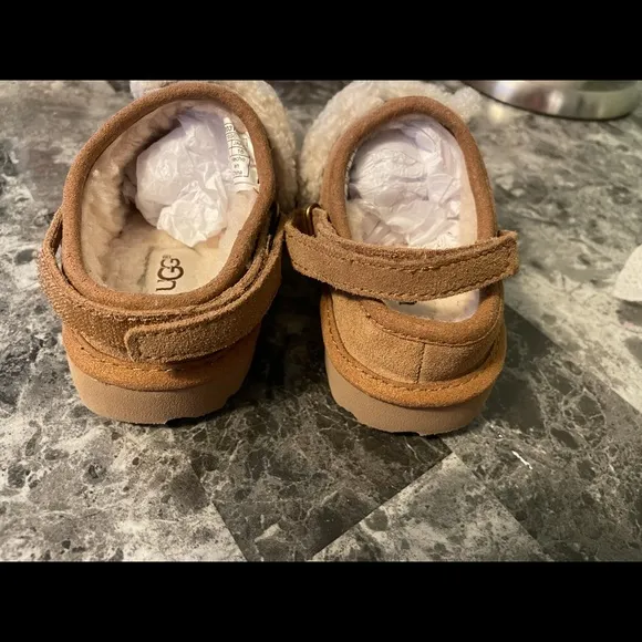 UGG Slide Slippers Chestnut Kids Size 9