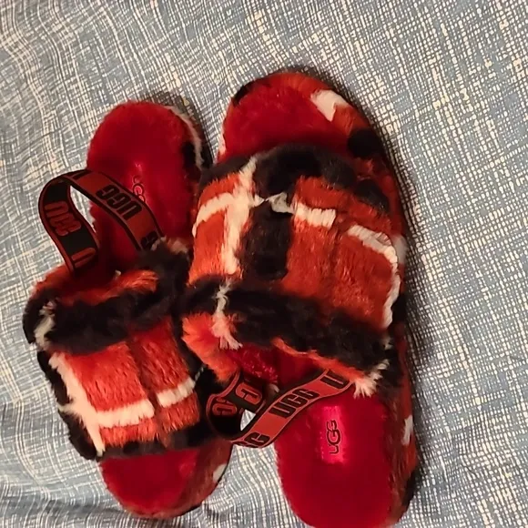 Ugg Slippers SIZE 38 ...size 6 youth , approx size 7 ladies