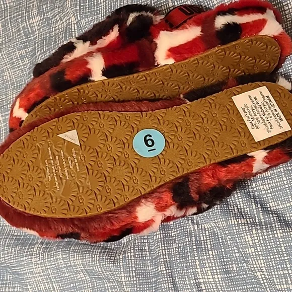 Ugg Slippers SIZE 38 ...size 6 youth , approx size 7 ladies