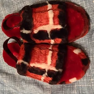 Ugg Slippers SIZE 38 ...size 6 youth , approx size 7 ladies
