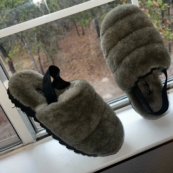 UGG Super Fluff Shearling Fur Slippers!  Back Strap NEW!