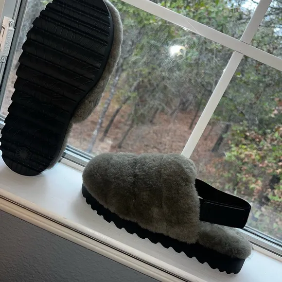 UGG Super Fluff Shearling Fur Slippers!  Back Strap NEW!