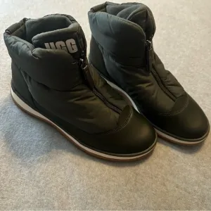 UGG Women`s Boots Ugg Lakesider Zip Ankle Boot Forest Night size 10 like new