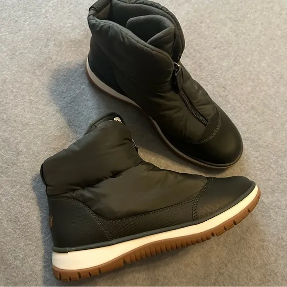 UGG Women`s Boots Ugg Lakesider Zip Ankle Boot Forest Night size 10 like new
