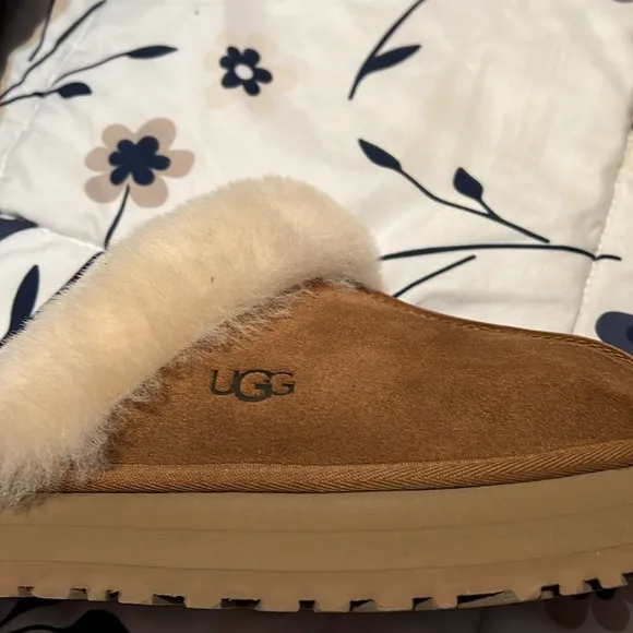 UGG Women's Tan Slippers with Cream Fur NIB