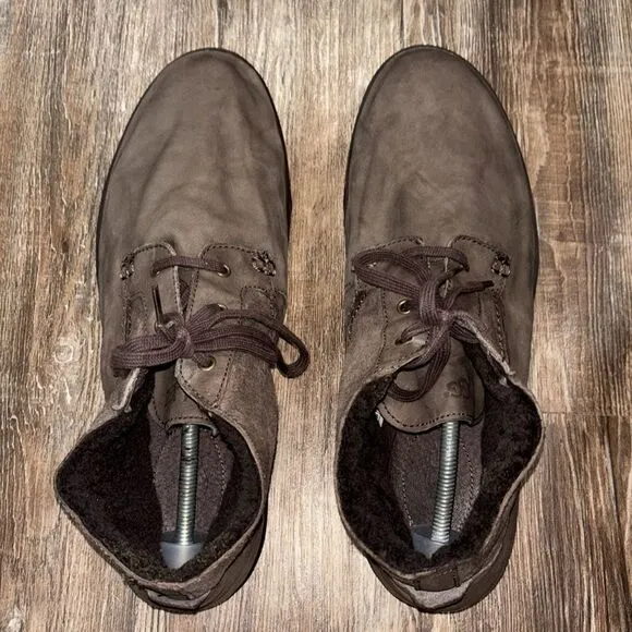 UGG leather upper  lace up mens shoes faux fur inside size 15.