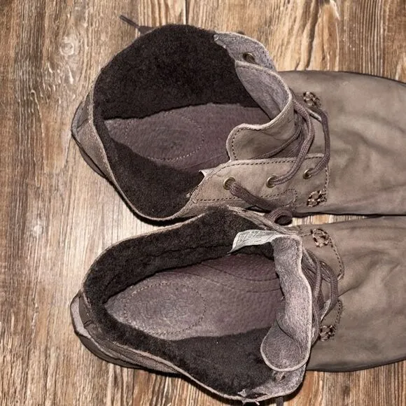 UGG leather upper  lace up mens shoes faux fur inside size 15.