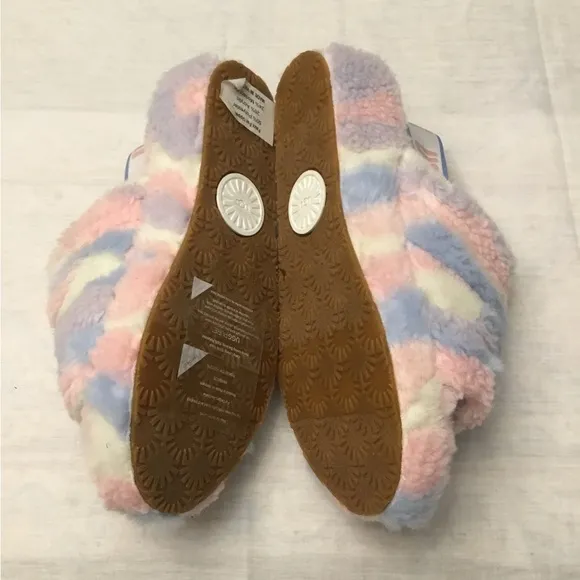 UGGS SLIPPERS