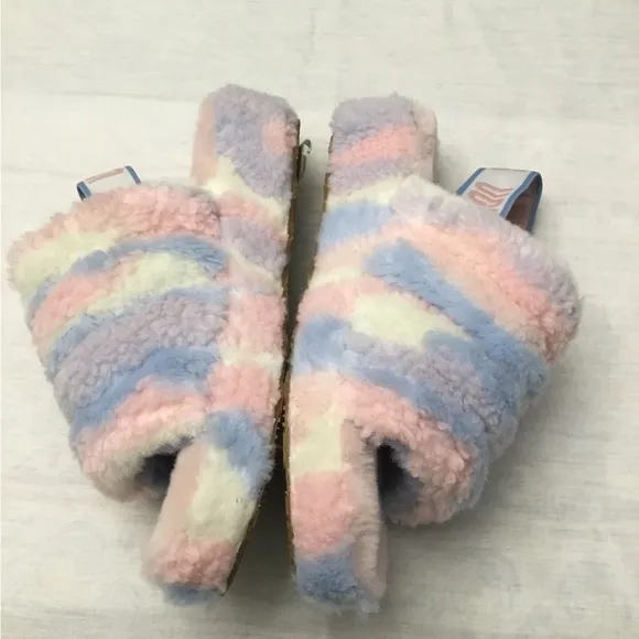 UGGS SLIPPERS