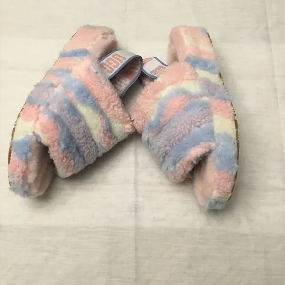 UGGS SLIPPERS