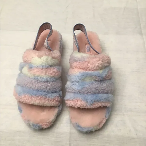 UGGS SLIPPERS