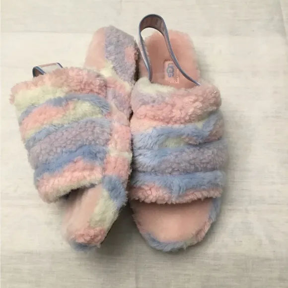 UGGS SLIPPERS