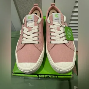 Unisex sneakers women’s 11 men’s 9