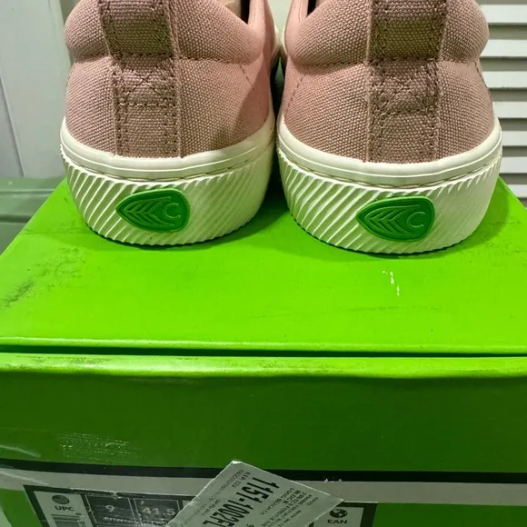 Unisex sneakers women’s 11 men’s 9