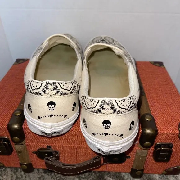 Vans Classic Slip-On Men's Size 12  RARE Skull Bandanna Design Cream Good