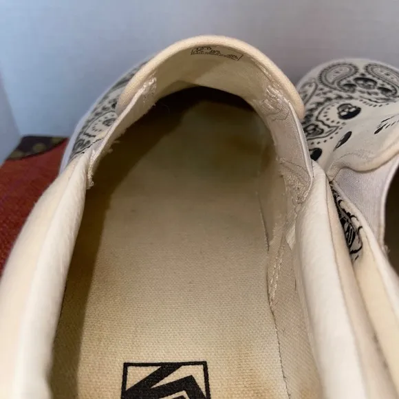 Vans Classic Slip-On Men's Size 12  RARE Skull Bandanna Design Cream Good