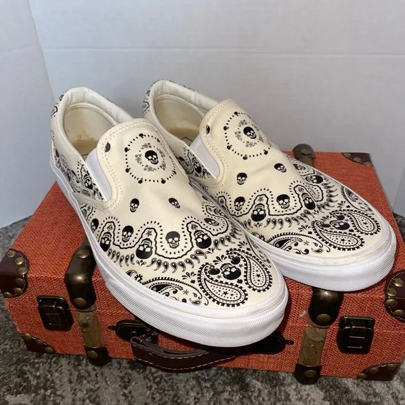 Vans Classic Slip-On Men's Size 12  RARE Skull Bandanna Design Cream Good