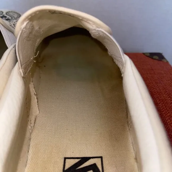 Vans Classic Slip-On Men's Size 12  RARE Skull Bandanna Design Cream Good