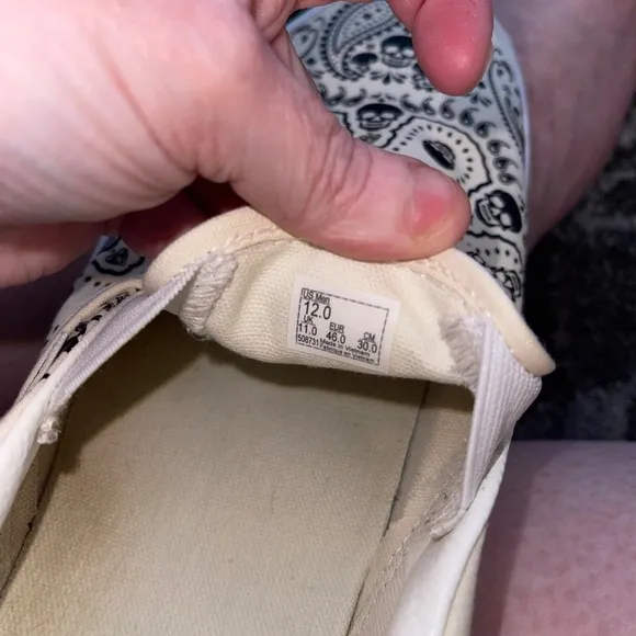 Vans Classic Slip-On Men's Size 12  RARE Skull Bandanna Design Cream Good