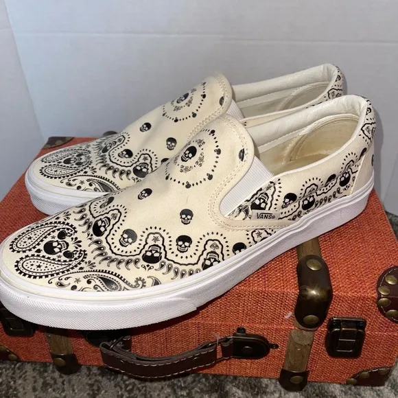 Vans Classic Slip-On Men's Size 12  RARE Skull Bandanna Design Cream Good