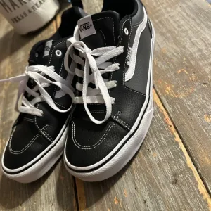 Vans Men's Black and White Sneakers