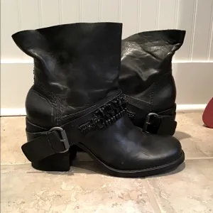 Vera Wang Lavender Label. Leather Moto Ankle Boots 10