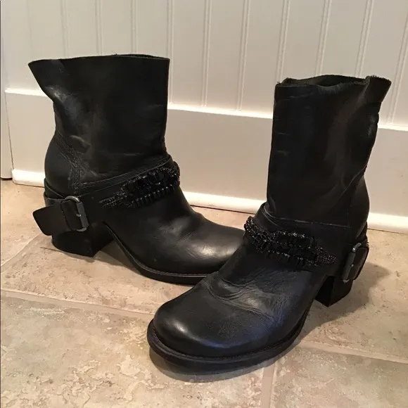 Vera Wang Lavender Label. Leather Moto Ankle Boots 10