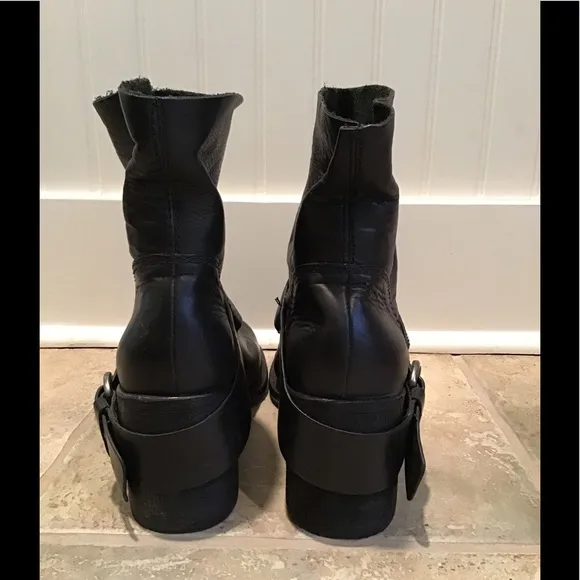 Vera Wang Lavender Label. Leather Moto Ankle Boots 10