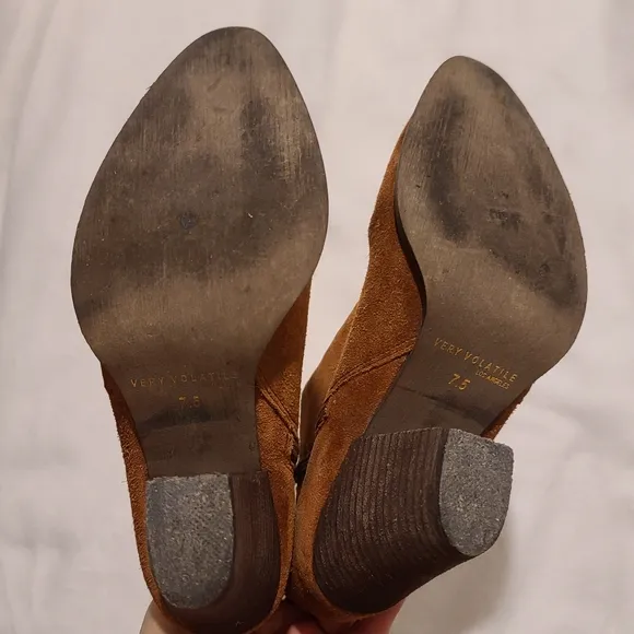 Very Volatile Kolt Tan Suede Leather Ankle Boots Stacked heel Size 7.5