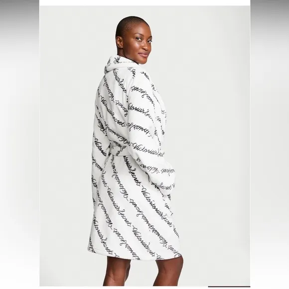 Victoria’s Secret Short Cozy Robe And Closed-Toe Faux Fur Slippers