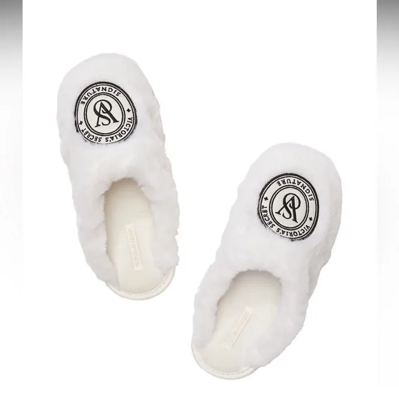 Victoria’s Secret Short Cozy Robe And Closed-Toe Faux Fur Slippers