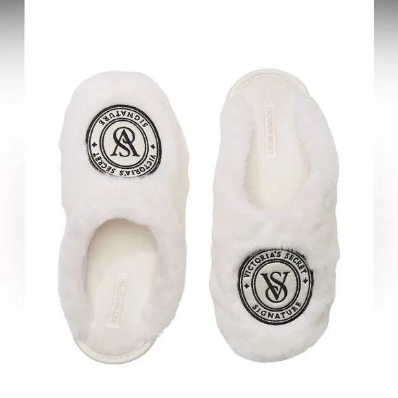 Victoria’s Secret Short Cozy Robe And Closed-Toe Faux Fur Slippers