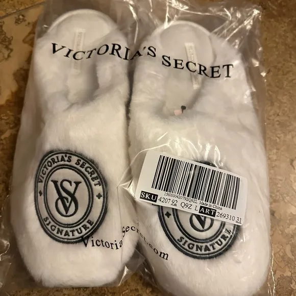 Victoria’s Secret short cozy white black signature robe slippers medium large