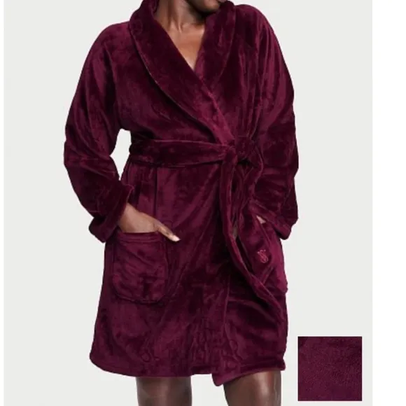 VICTORIA'S SECRETShort Cozy Robe &amp; Matching Closed Toe Faux Fur Slipper