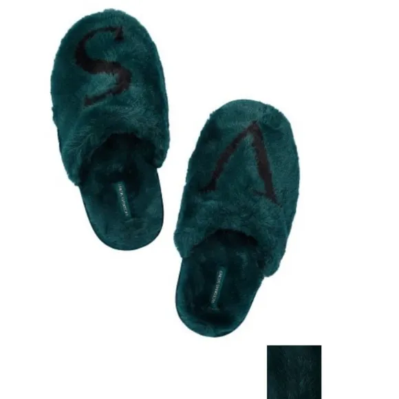 VICTORIA'S SECRETShort Cozy Robe &amp; Matching Slipper