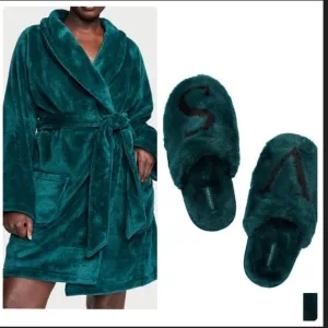 VICTORIA'S SECRETShort Cozy Robe &amp; Matching Slipper