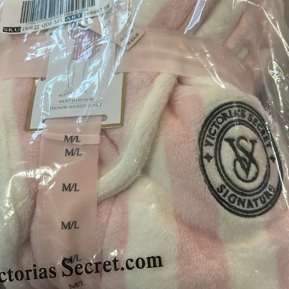 VICTORIA'S SECRETShort Cozy Robe &amp;Closed ToeFaux Fur Slipper “M”