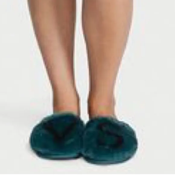 Victoria's SecretShort Cozy Robe, Slippers &amp; Lingerie Set NWT