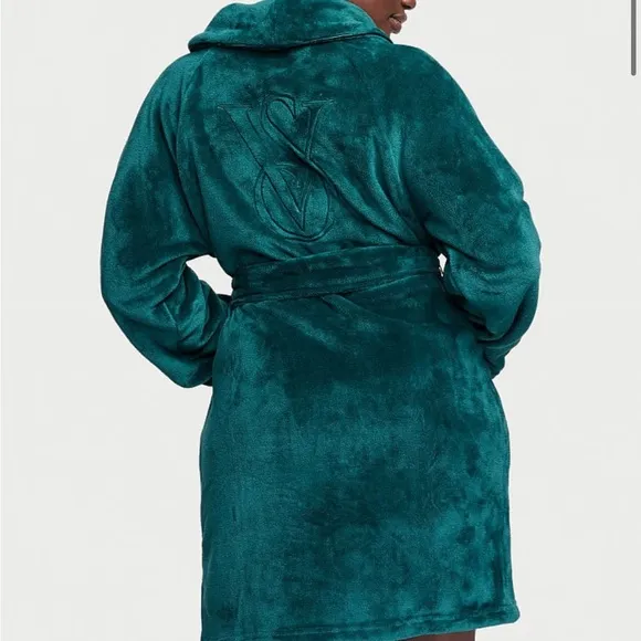 Victoria's SecretShort Cozy Robe, Slippers &amp; Lingerie Set NWT