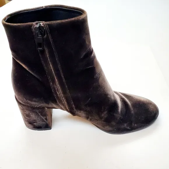 Vince 'BLAKELY' VELVET ANKLE BOOTS size 7.5
