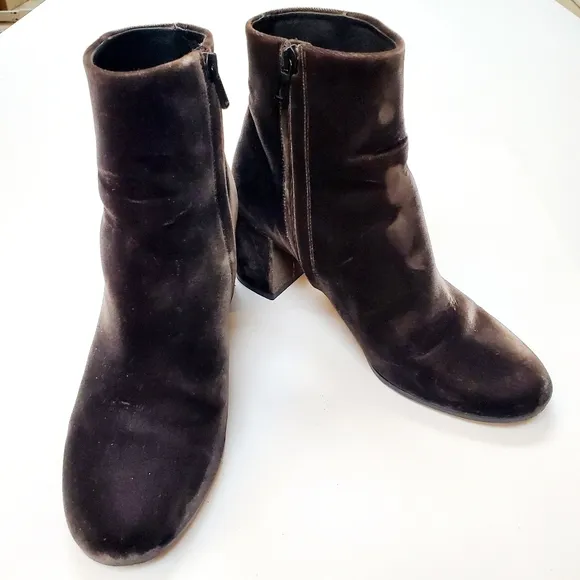 Vince 'BLAKELY' VELVET ANKLE BOOTS size 7.5