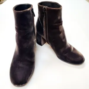 Vince 'BLAKELY' VELVET ANKLE BOOTS size 7.5