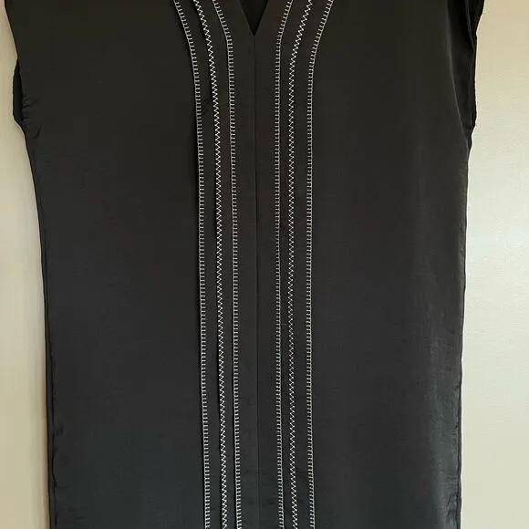Vince Embroidered Front V-Neck Shift Dress Black Size 4 Minimalist Relaxed Fit