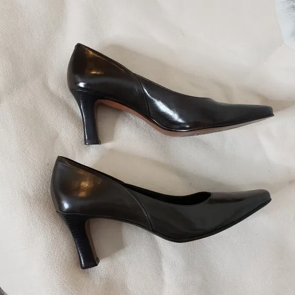 Vintage Cole Haan Leather Dark Brown Walking Heels Pristine Designer Luxury