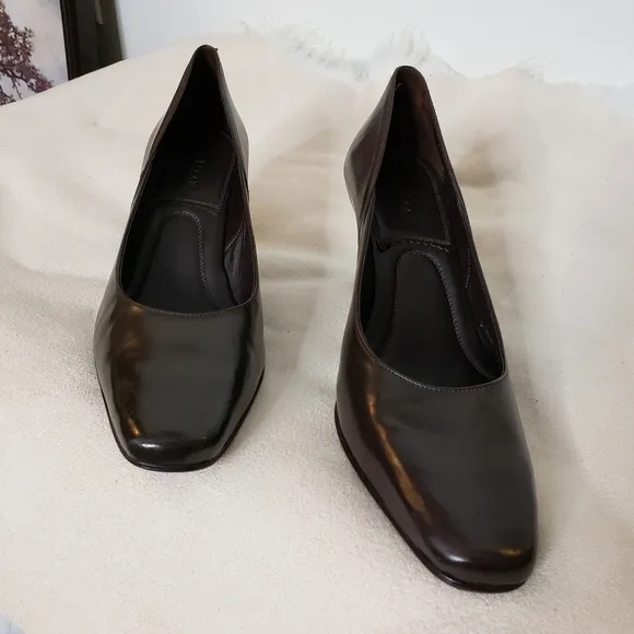 Vintage Cole Haan Leather Dark Brown Walking Heels Pristine Designer Luxury