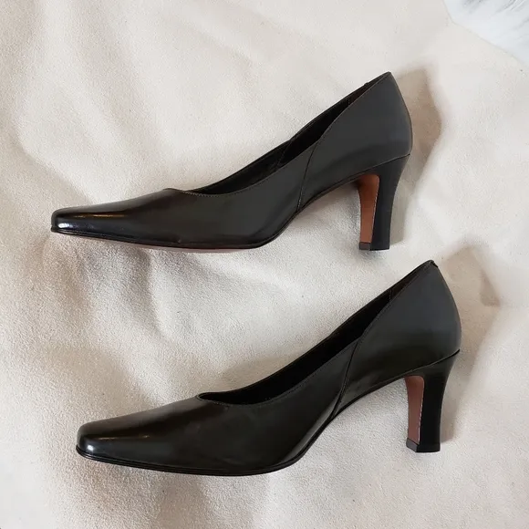 Vintage Cole Haan Leather Dark Brown Walking Heels Pristine Designer Luxury