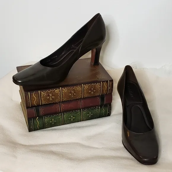 Vintage Cole Haan Leather Dark Brown Walking Heels Pristine Designer Luxury