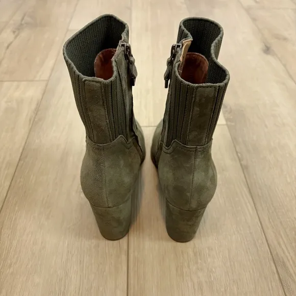 VIONIC Kaylee Ankle Boot in Green Suede Size 8.5