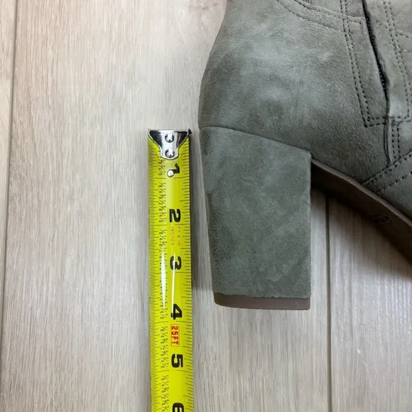 VIONIC Kaylee Ankle Boot in Green Suede Size 8.5