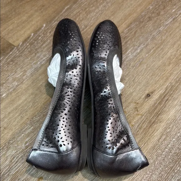 Vionic Size 9.5 Silver Flats with Perforated Design